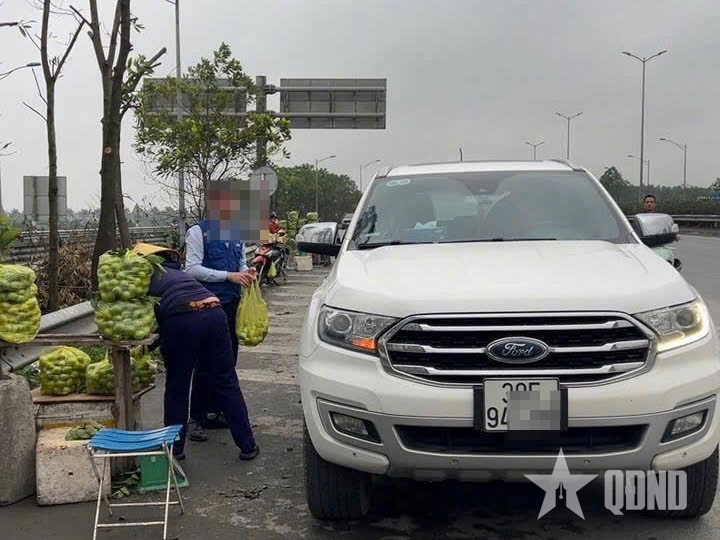 Xử lý vi phạm dừng đỗ, chấn chỉnh tình trạng họp chợ trên Quốc lộ 1B